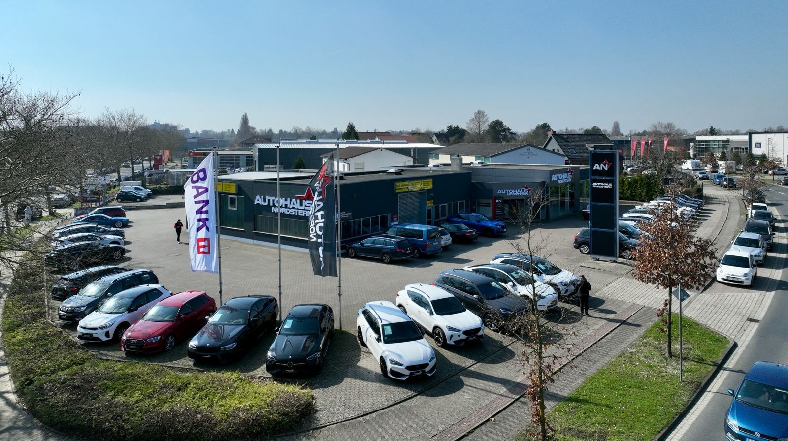 Luftaufnahme vom Autohaus Nordstern Gelände in Braunschweig mit Fahrzeugbestand